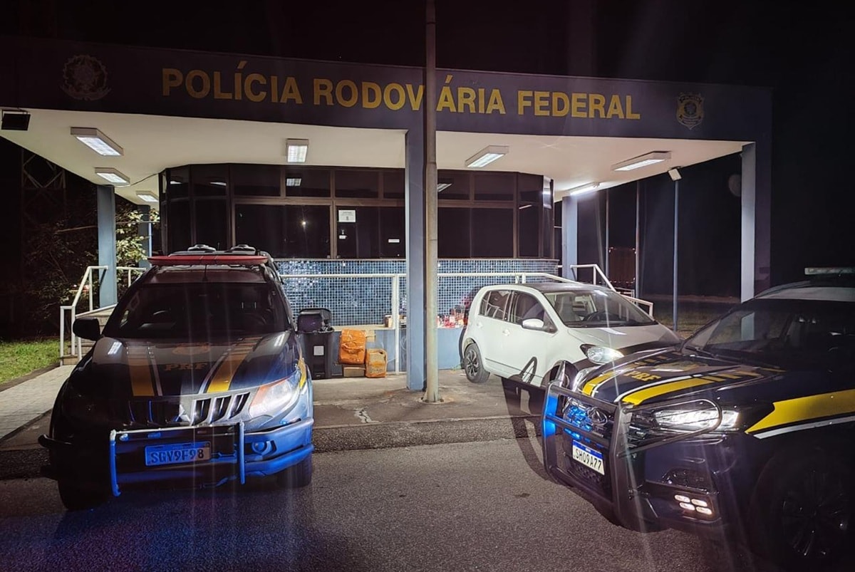 PRF apreende mercadorias estrangeiras em um VW Up "tunado" na BR-381