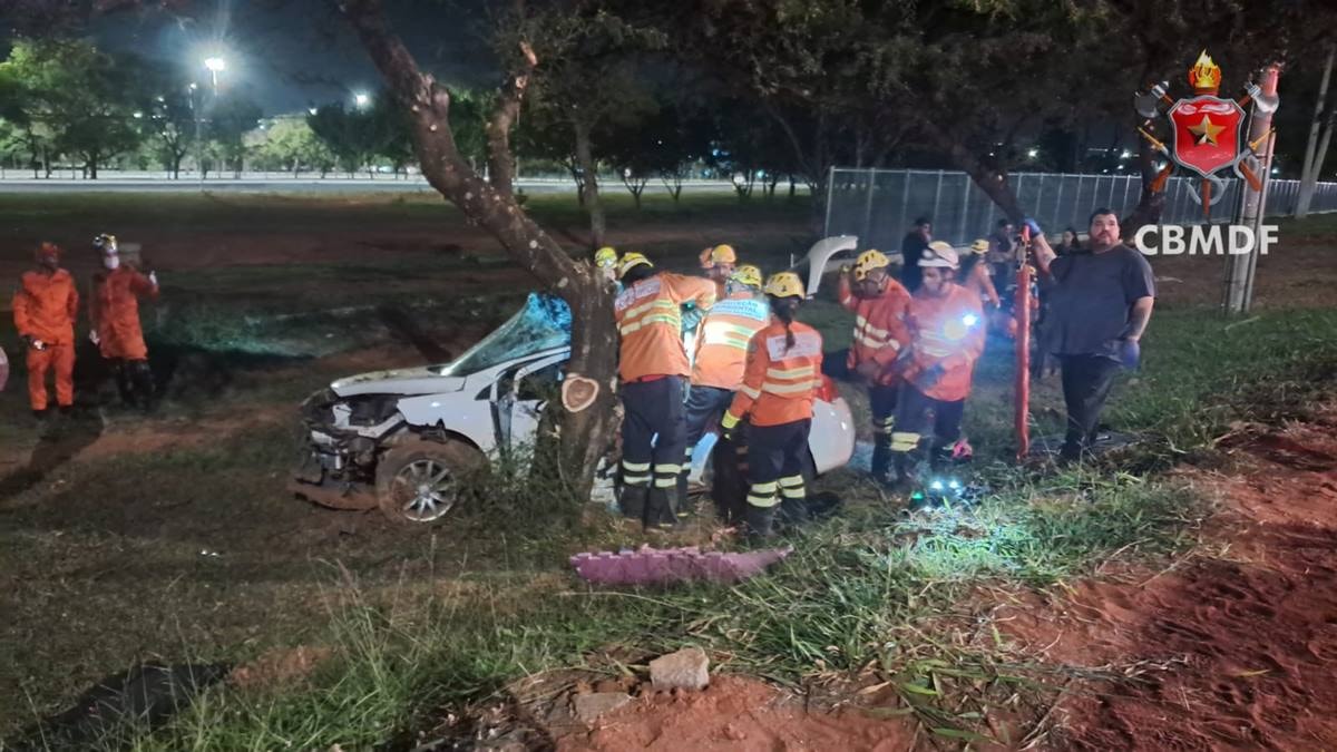 Homem morre e duas crianças ficam feridas após carro bater em árvore