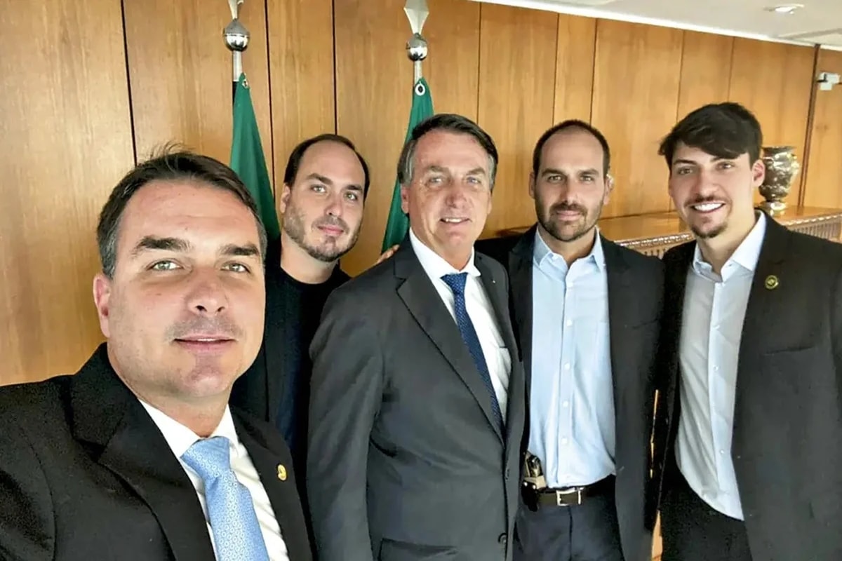 Trumps são "bonzinhos" perto de Bolsonaros, compara revista da Alemanha