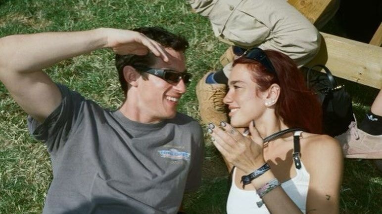 Dua Lipa e Callum Turner iniciam casamento de 3 dias na Itália; veja vídeos