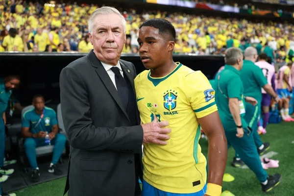 Endrick vira meme após distribuir chicletes de Ancelotti: "Banco"