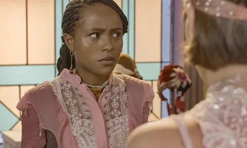 A Nobreza do Amor: Carrapato transforma desfile de Alika em pesadelo