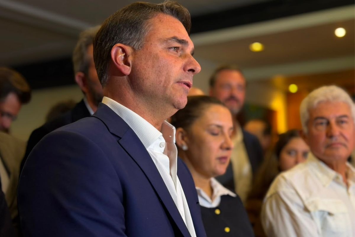 Sem Lira e JHC, Flávio Bolsonaro é recebido por apoiadores em Maceió