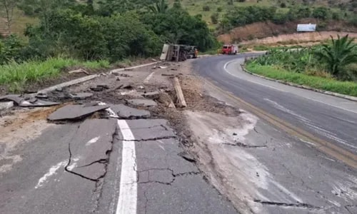 Caminhão com pedras tomba e destrói asfalto da BR-101