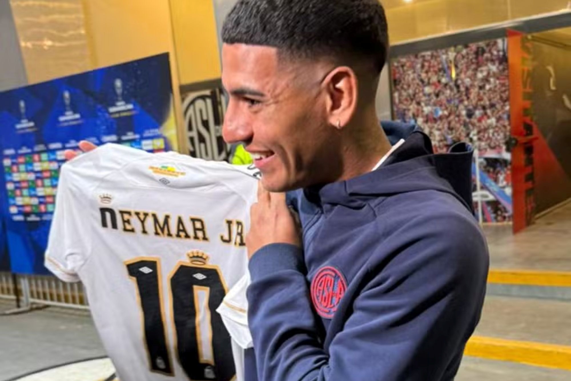 Argentino se derrete após ganhar camisa de Neymar: "Vou nem lavar"