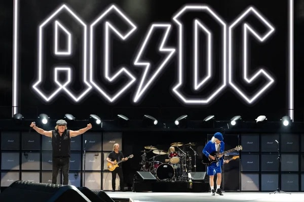 Canhão falha em show do AC/DC e quase atinge vocalista. Veja vídeo