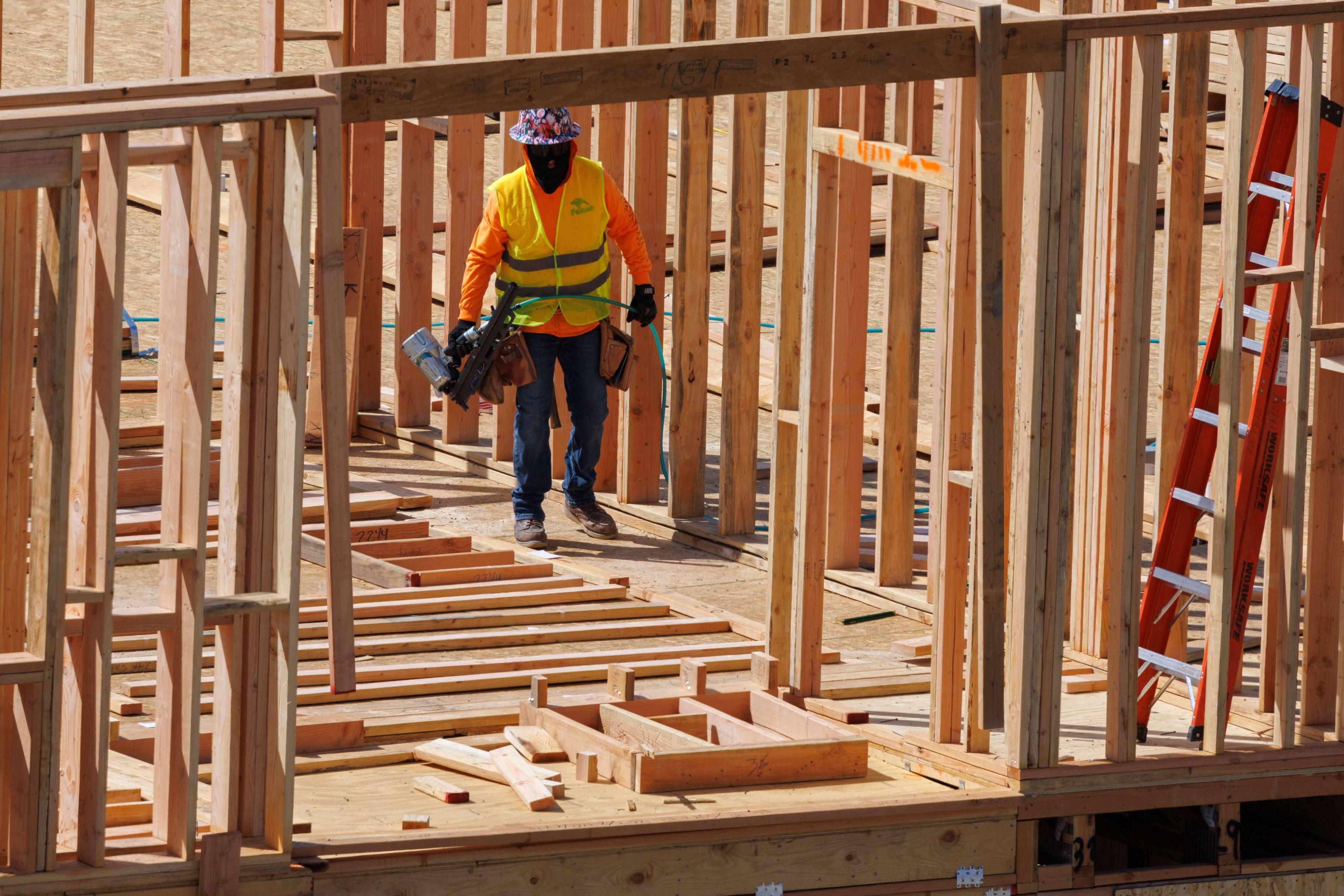 Construtoras: onde o mercado enxerga oportunidades com ações em meio a juros altos?
