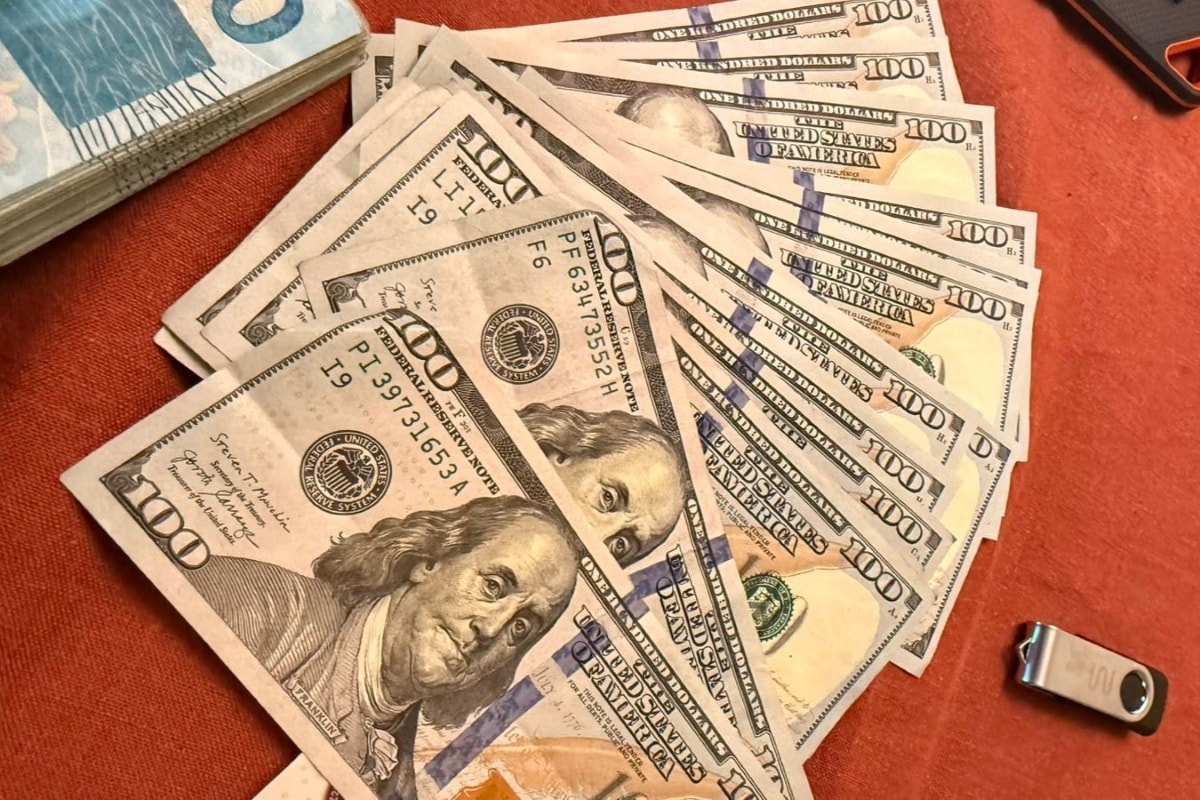 Dólar abre em queda após nova troca de ataques entre Estados Unidos e Irã