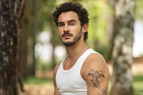 Filipe Bragança celebra fim de gravações de novela após climão com Isadora Cruz