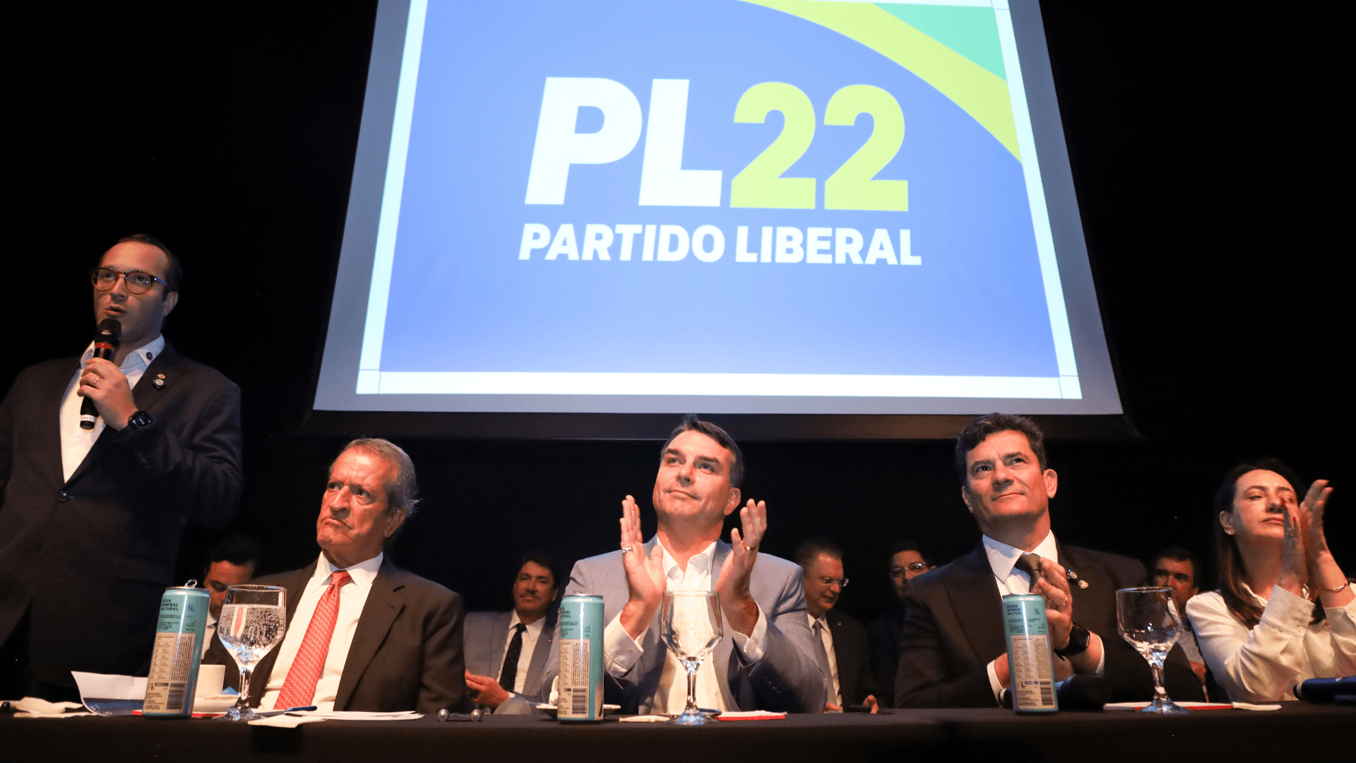 Eleitor verá 6 fotos na urna eletrônica ao votar para o Senado; entenda