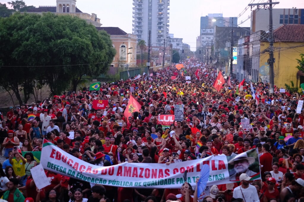 Apoiadores de Lula lotam ruas de Manaus, mesmo com fumaça e calor extremo