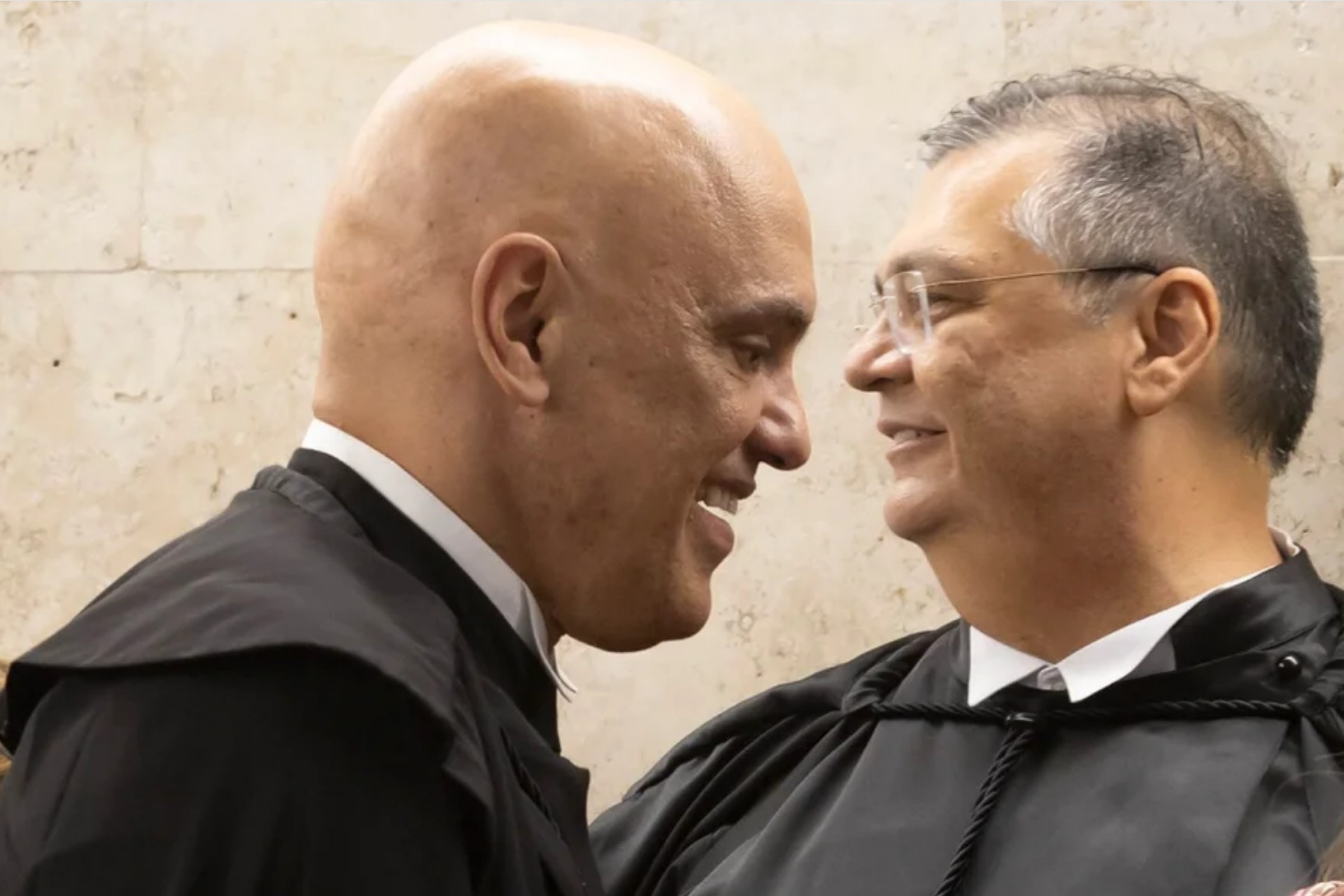 Dino e Moraes sugerem revisão da dispensa de diploma para jornalista