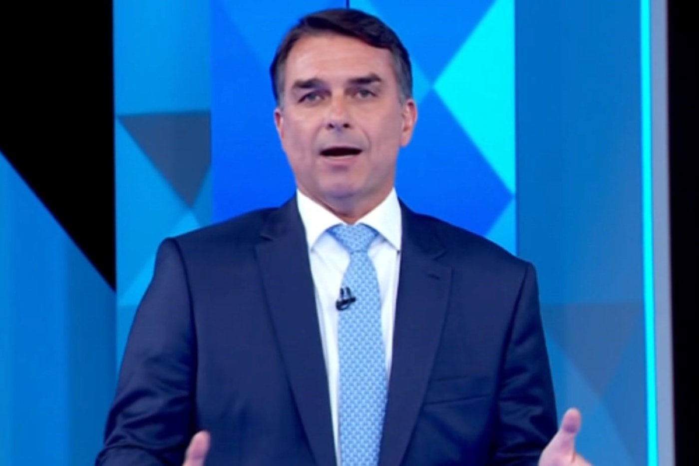 Indecisos acham que Flávio muda de opinião em debate para agradar eleitor