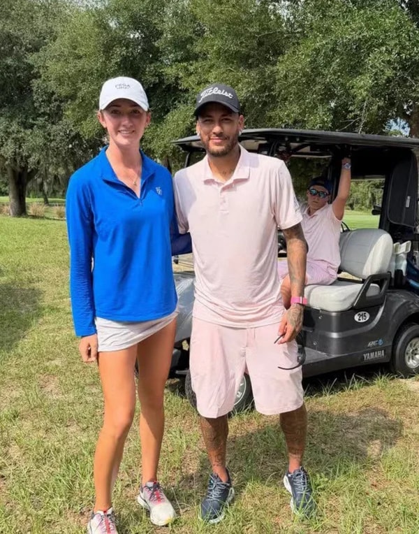 Neymar é tietado por fãs após eliminação do Brasil na Copa