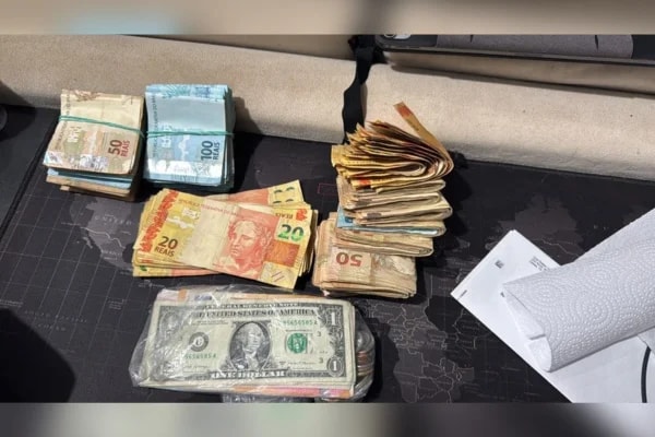 Pilhas de dinheiro são encontradas em operação contra delegado da PF