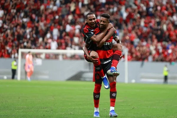 Com jogadores da Copa, veja escalação do Flamengo contra Chapecoense