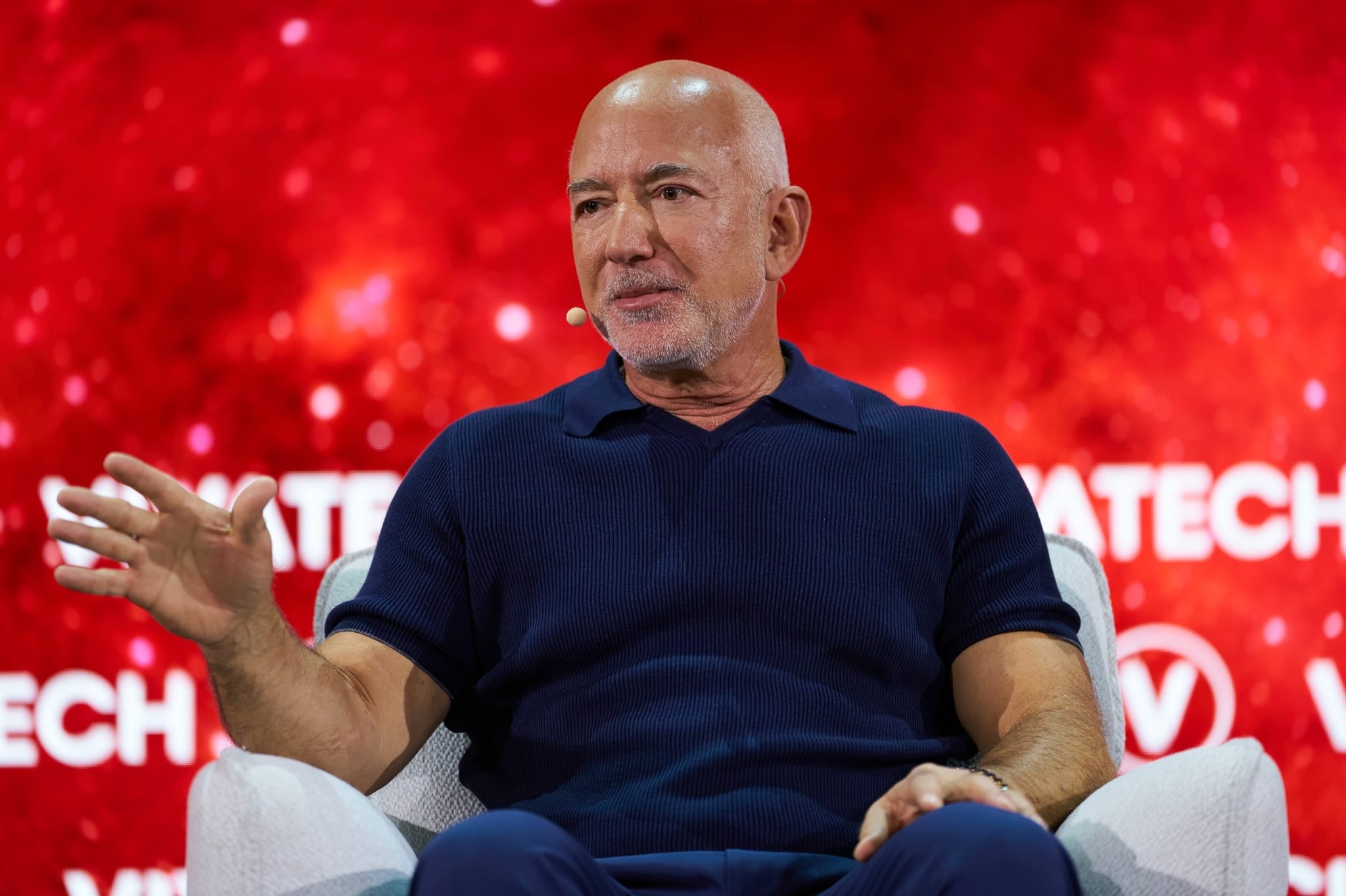 A inteligência artificial vai criar mais empregos, e não menos, afirma Jeff Bezos