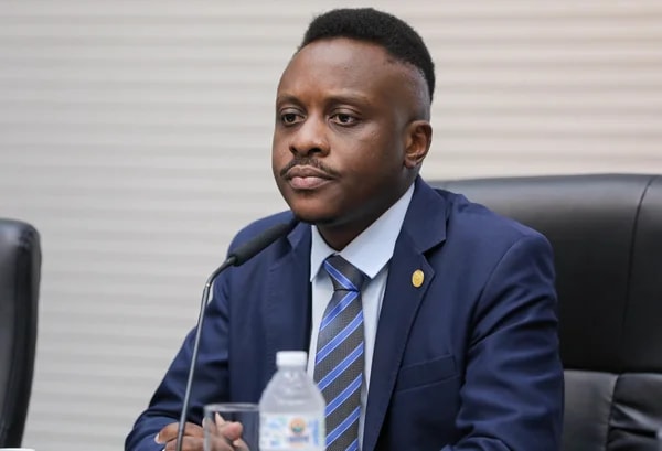 Deputado leva ativista Thiago D'Ávila ao MP por adulterar placa de Israel