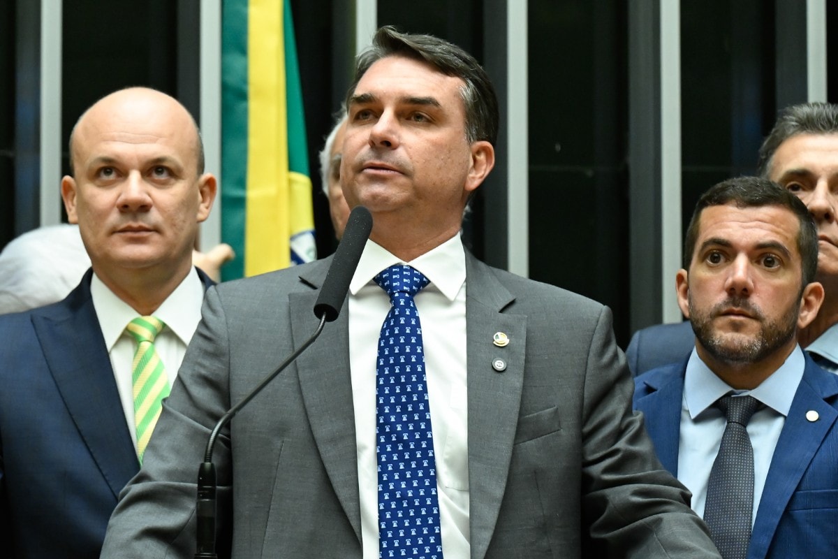 Equipe de Flávio Bolsonaro reage após governistas pedirem investigação à PGR