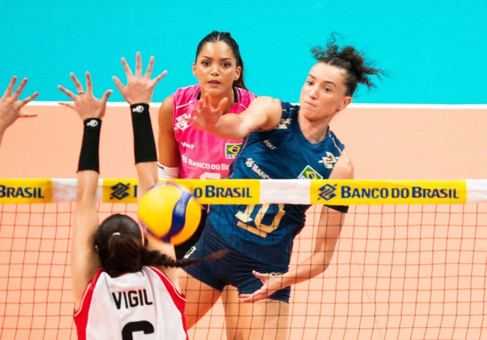 Brasil supera Colômbia e mantém 100% no Sul-Americano Feminino de Vôlei