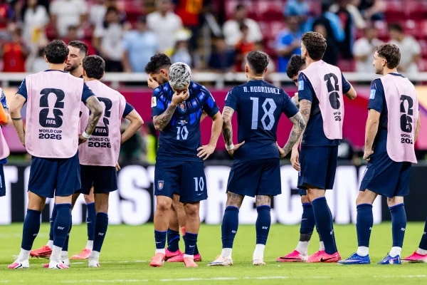 "Me deixaram sozinho", diz Bielsa após eliminação do Uruguai na Copa