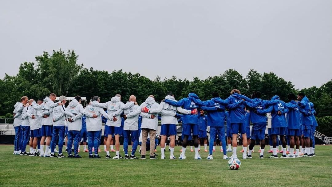 Deschamps retorna à seleção francesa após morte da mãe durante a Copa