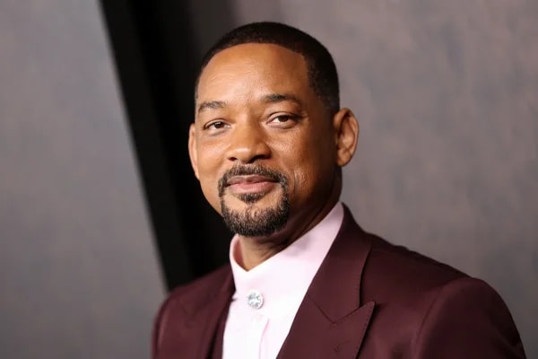 Will Smith se emociona ao ganhar obra do brasileiro Eduardo Kobra