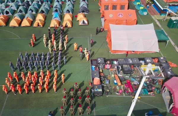 Bombeiros embarcam para o Brasil após missão de resgate na Venezuela