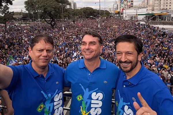 Tarcísio se afasta aos poucos do bolsonarismo enquanto flerta com 2030