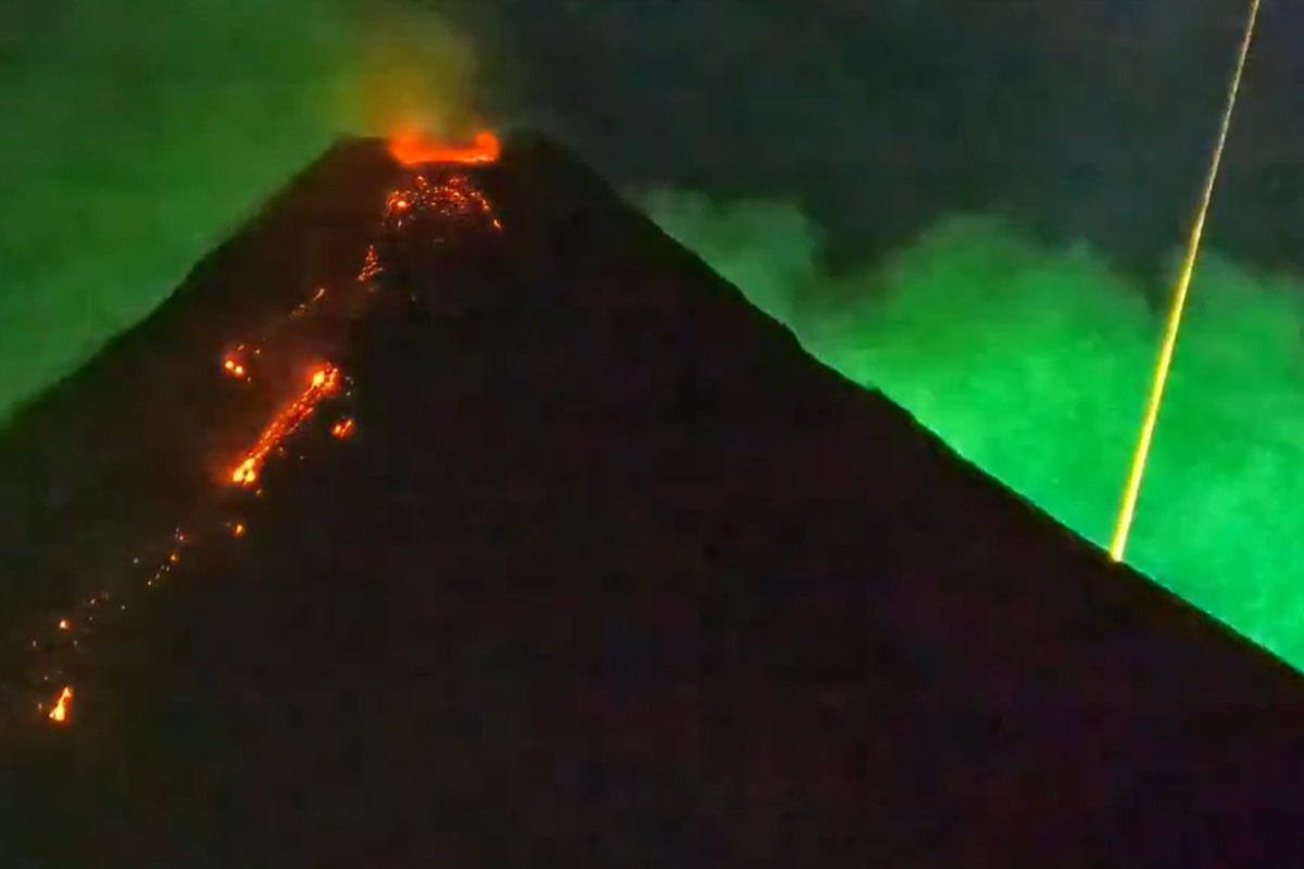 Meteoro ilumina o céu durante erupção de vulcão nas Filipinas; veja