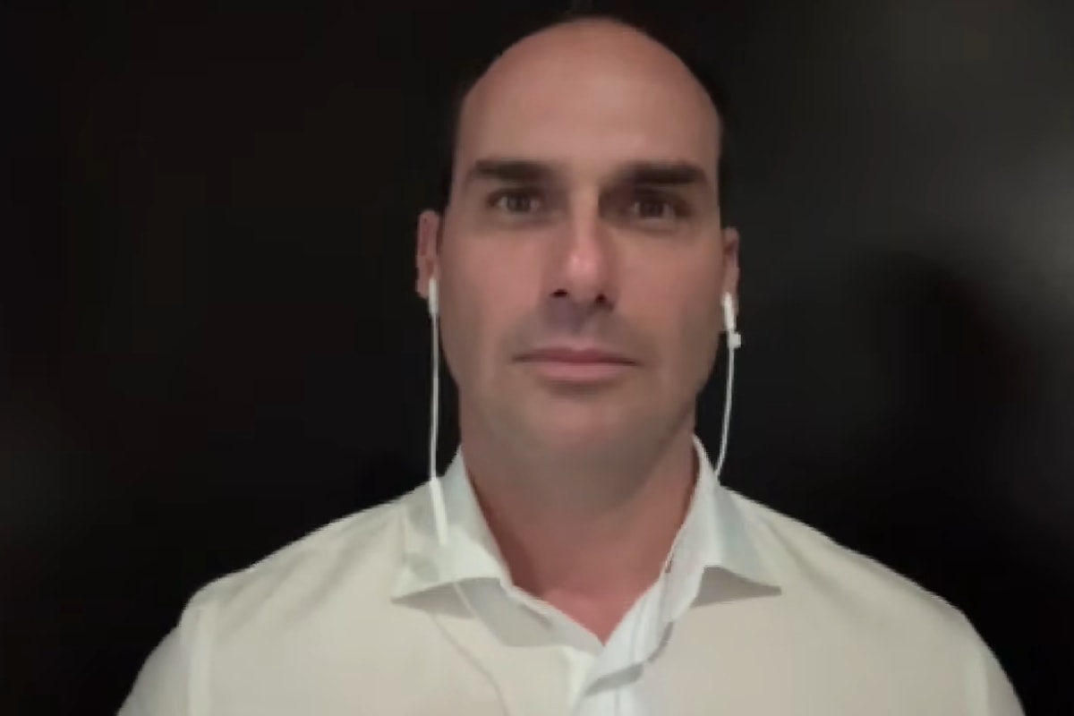 Eduardo Bolsonaro inaugura canal de tv com fugitivos nos EUA e chora