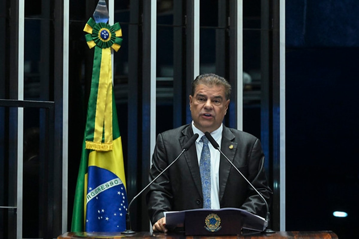 Senador propõe dar título de "persona non grata" a assessor de Trump