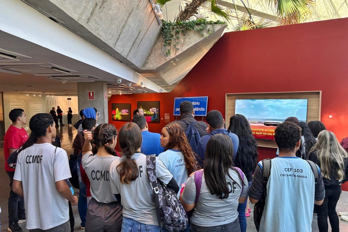 Estudantes de Santa Maria mergulham em mostra de arte no DF