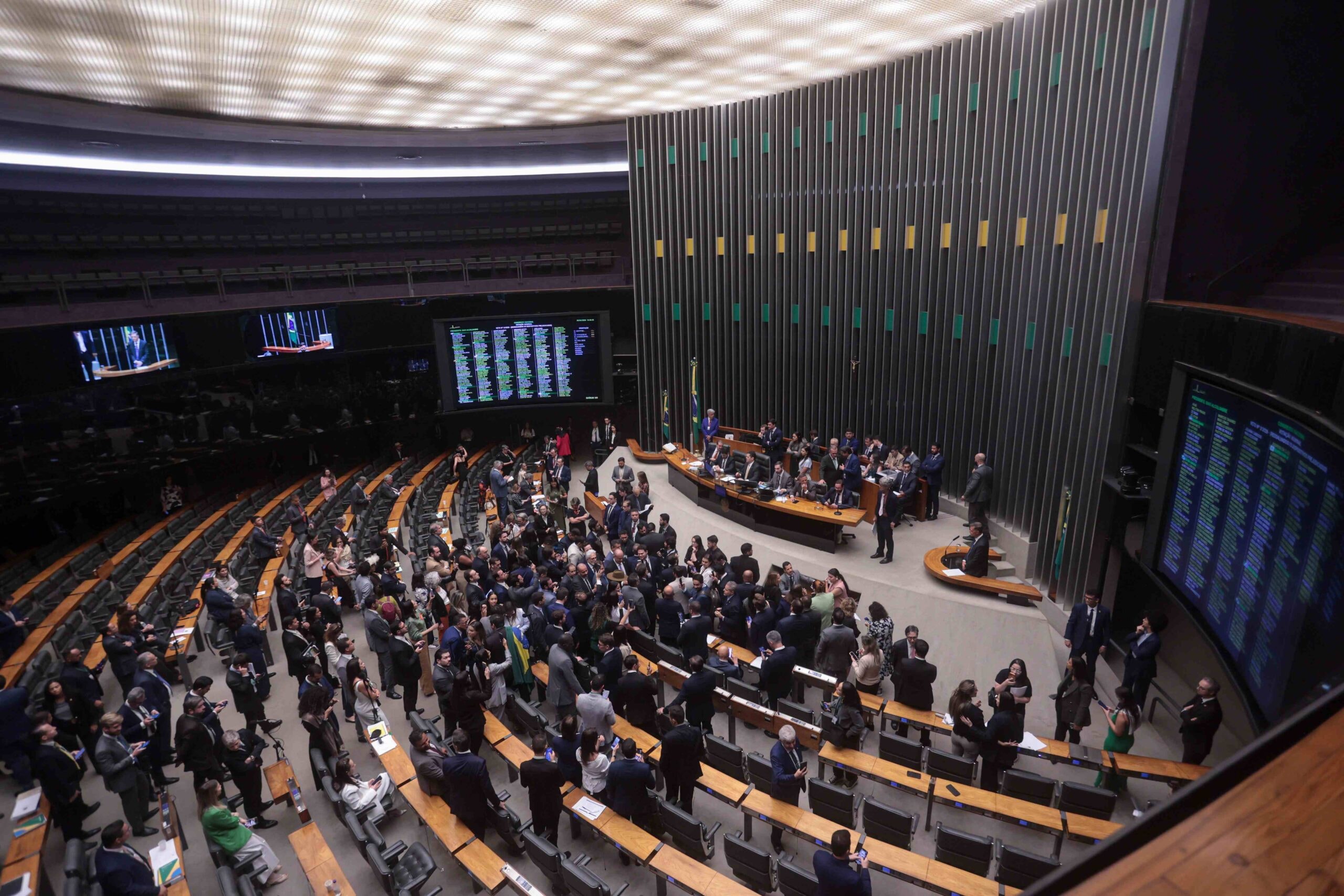Na reta final de convenções, Congresso adia volta do recesso