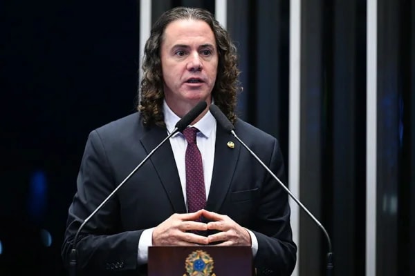 Senador escolhe como suplente investigada por relação com facção