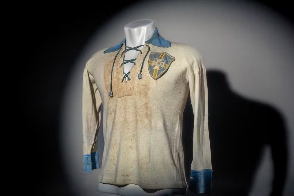 Camisa de 100 anos revela detalhes de antigo uniforme do Brasil