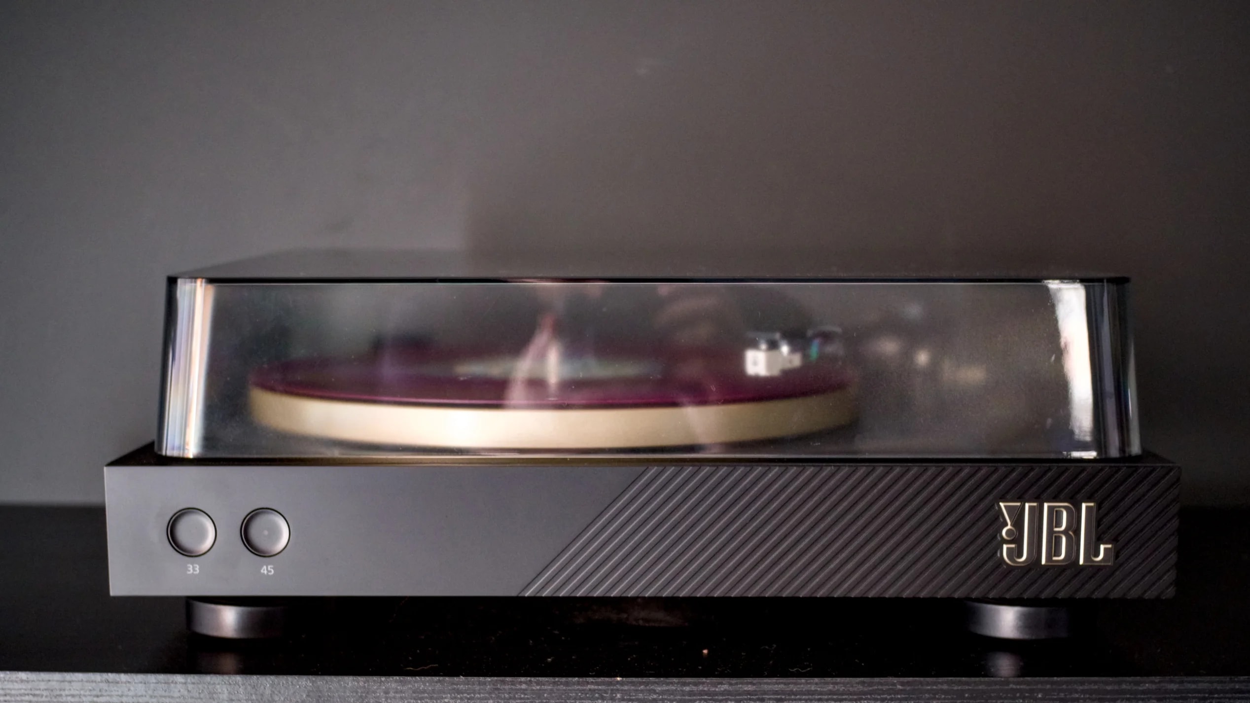 Vitrola de maleta é ruim mesmo? Comparei com toca-discos JBL e entendi o problema