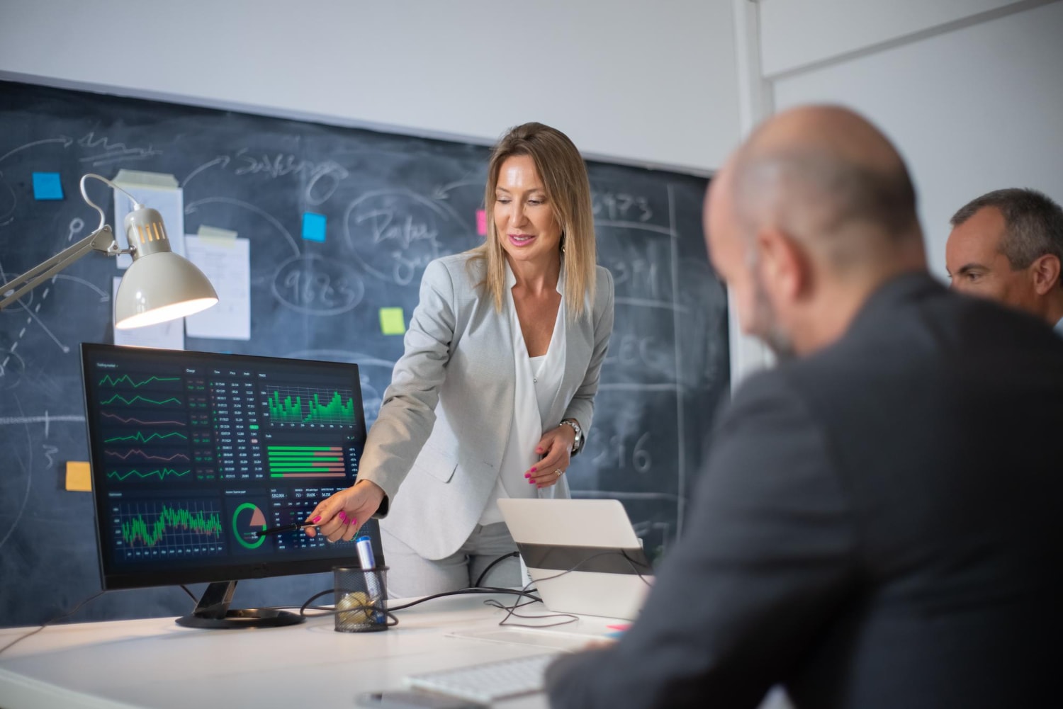 Assessor ou consultor de investimentos? Veja a diferença e qual combina mais com você
