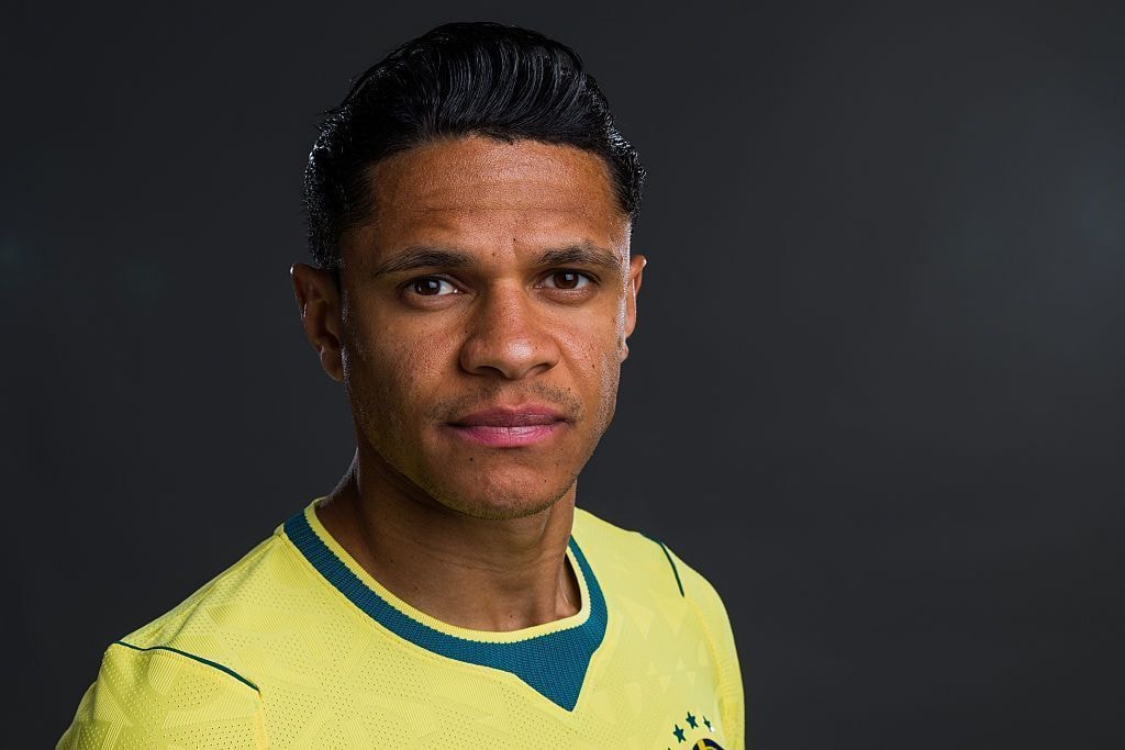 Goleiro de Copa, Germano se emociona ao ser entrevistado pela filha na CNN