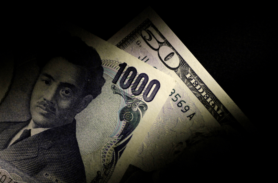 Dólar opera sem sinal único e iene se desvaloriza após elevação de juros do BoJ