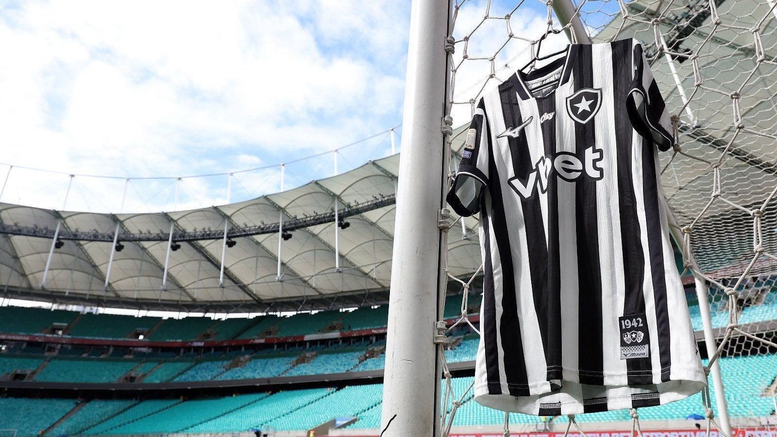 John Textor entra com ação nos EUA e pede retorno ao comando do Botafogo