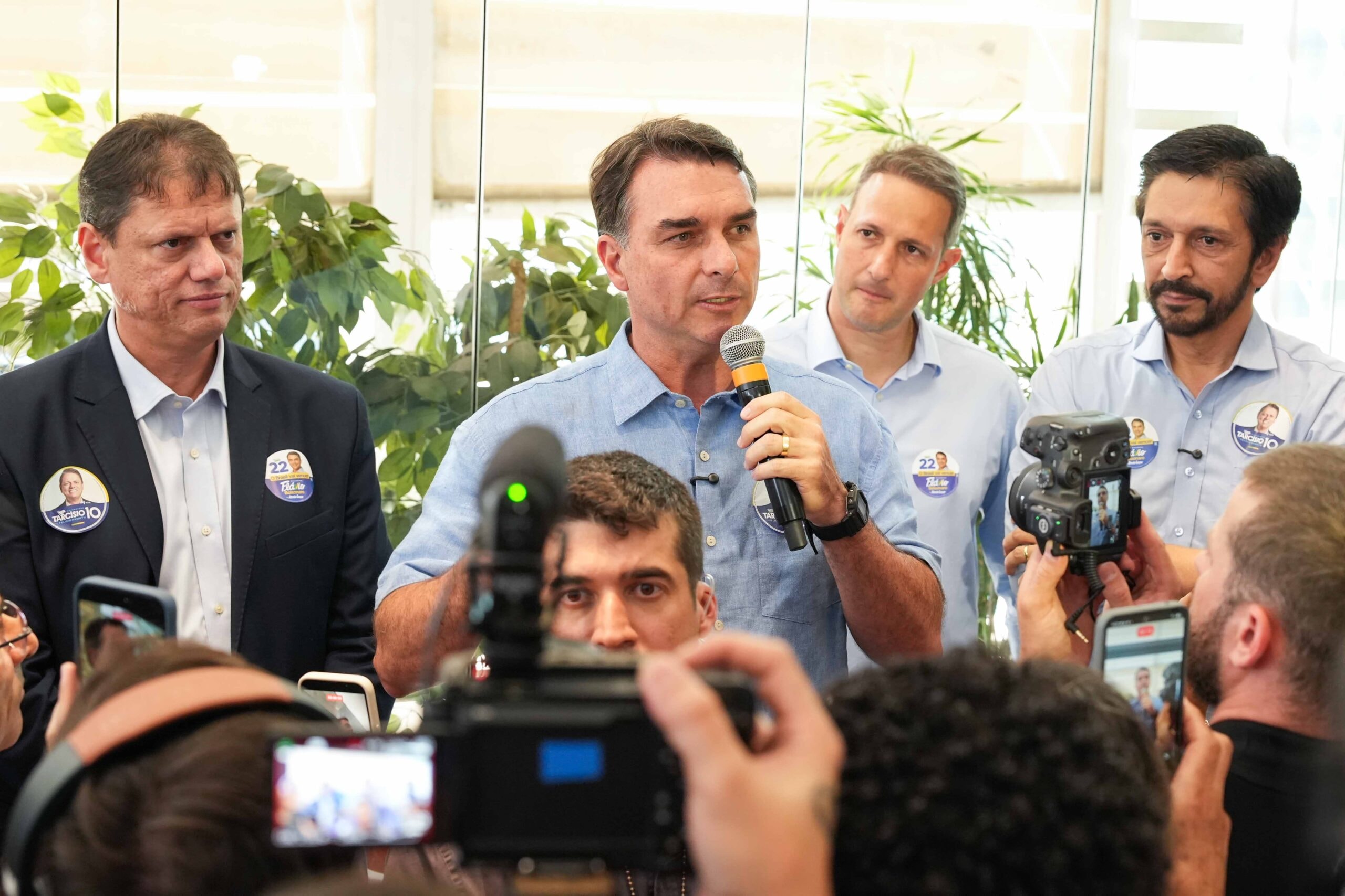 Flávio Bolsonaro alega sátira e pede que vídeo de Lulinha siga no ar