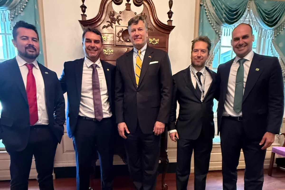 Nos EUA, Flávio Bolsonaro se encontra com membros do governo Trump