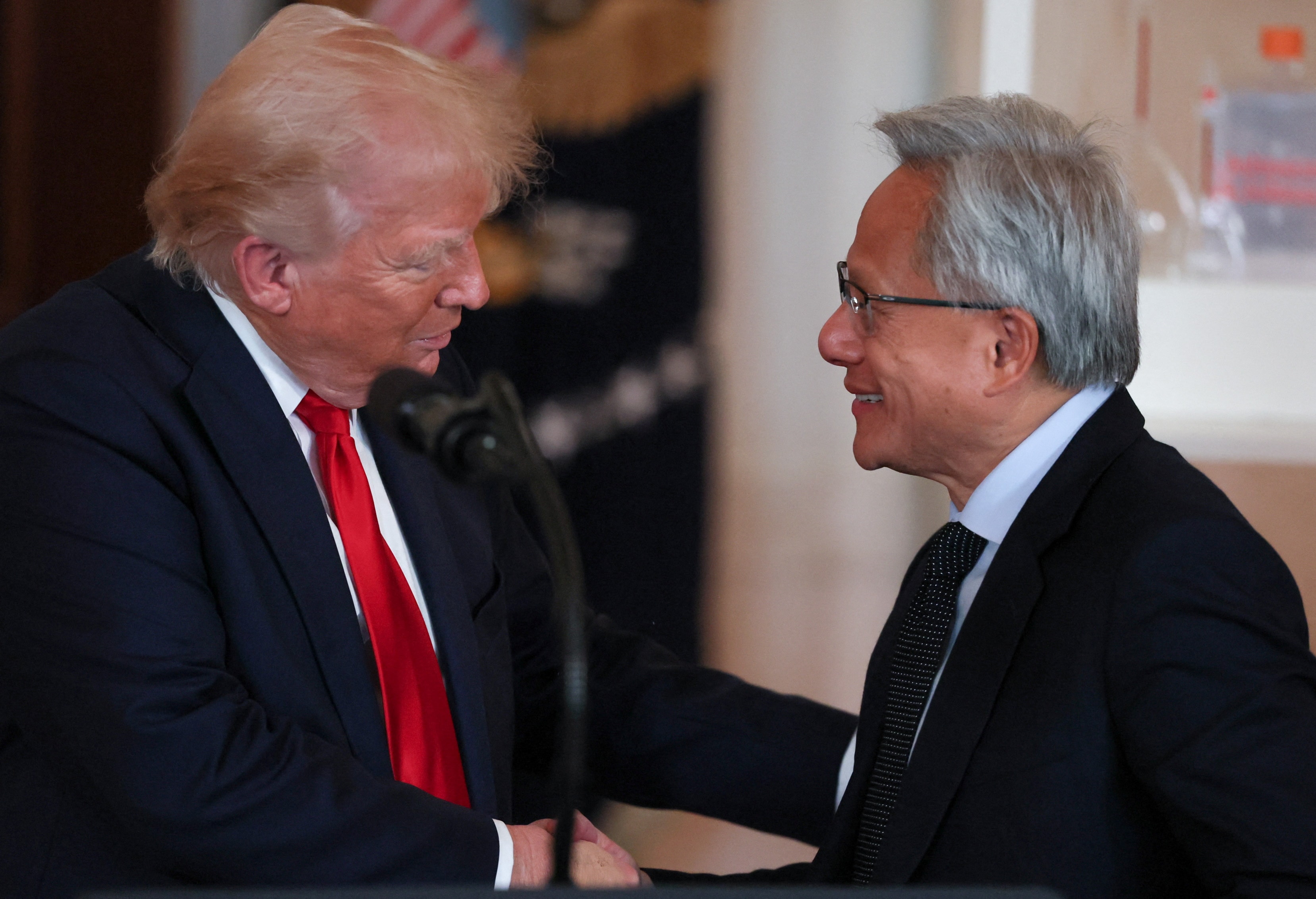 Trump divulga transações com ações da Nvidia enquanto se prepara para homenagear CEO