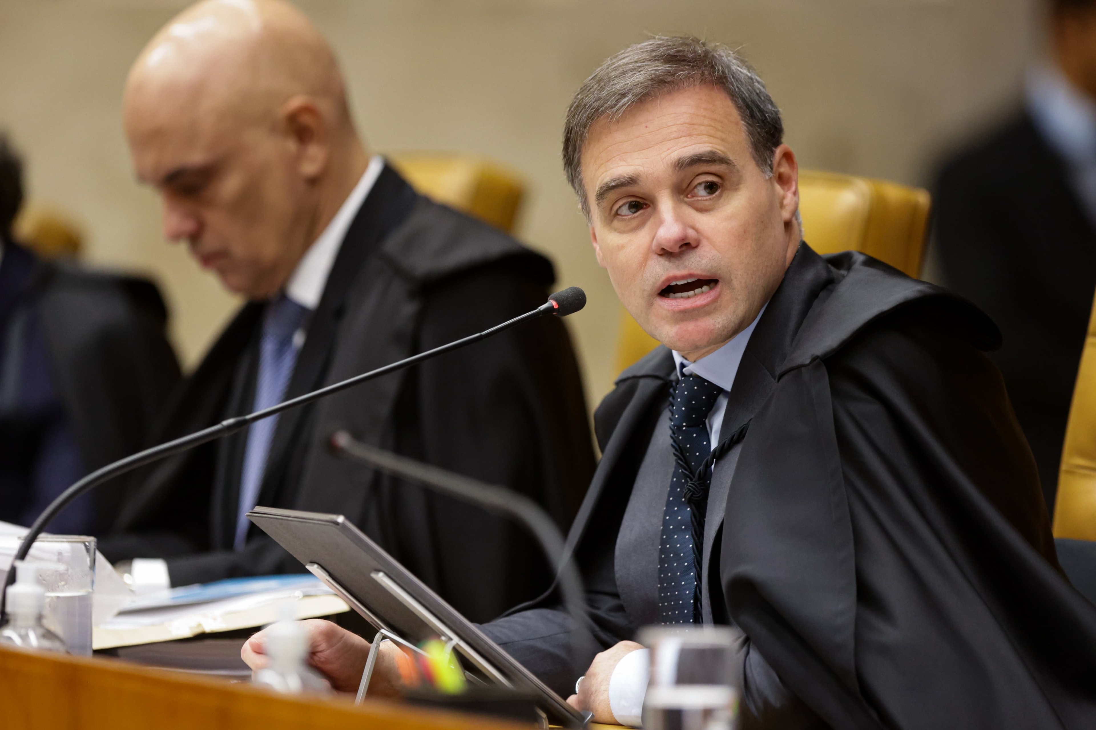 STF na linha de tiro (por Mirian Guaraciaba)