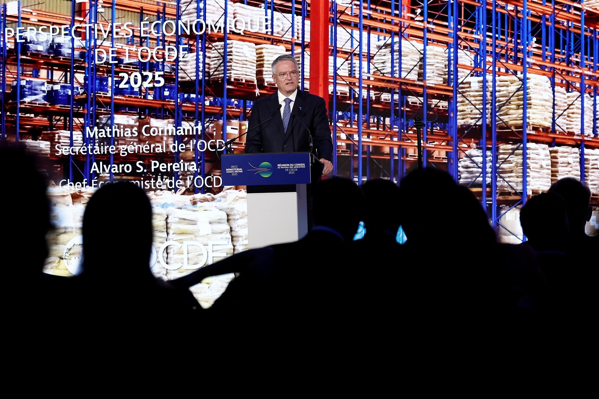 Crescimento do PIB da OCDE acelera a 0,4% no 1T26 com avanço de EUA e Reino Unido