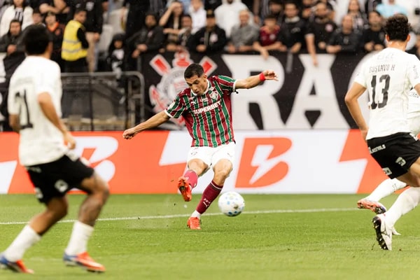 Fluminense vence Corinthians, entra no G-4 do Brasileirão e afunda Timão
