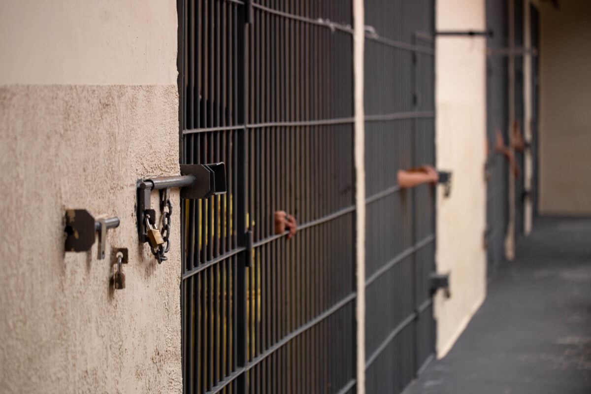Presídio barra colarinho branco de padre e libera pastor engravatado