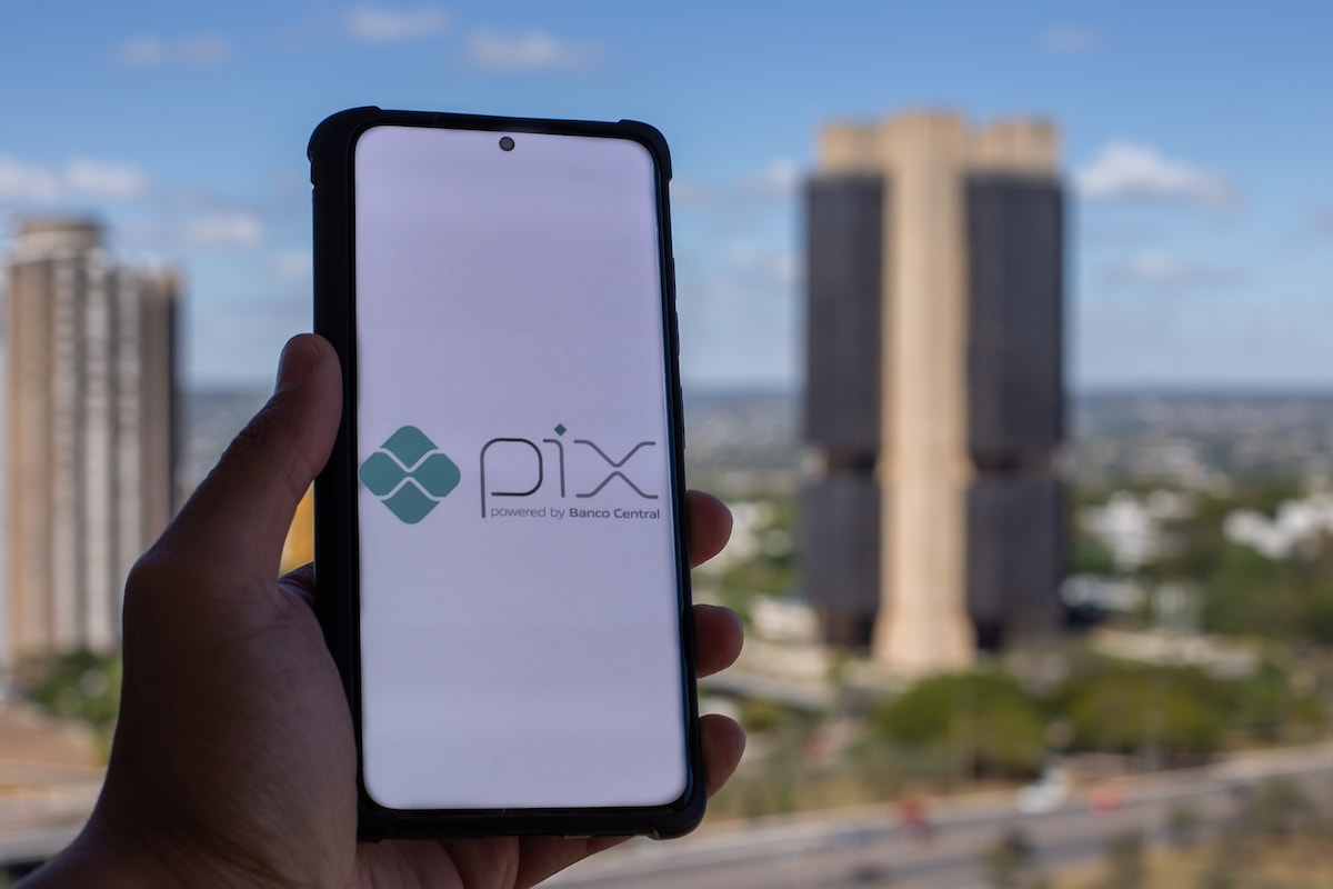 BC determina que bancos retirem teto de R$ 500 do Pix por aproximação