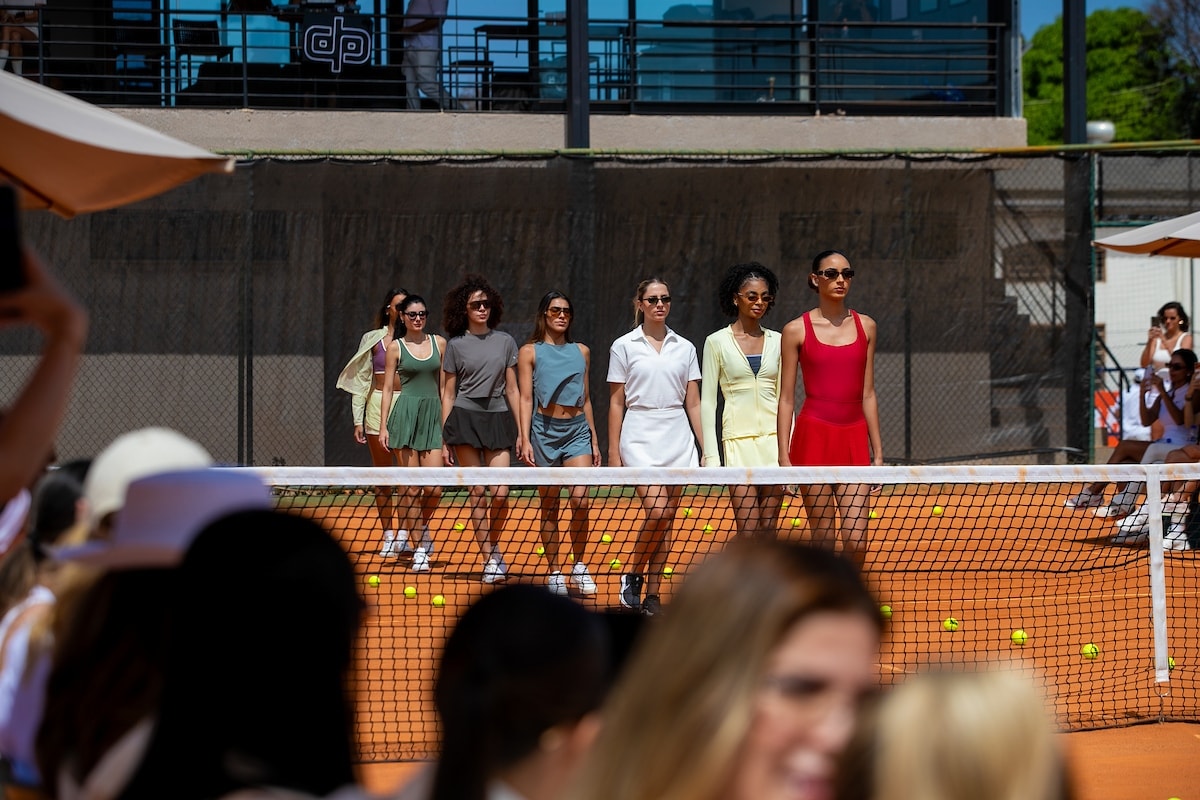 Desfile transforma quadra de tênis em passarela para marcas brasilienses